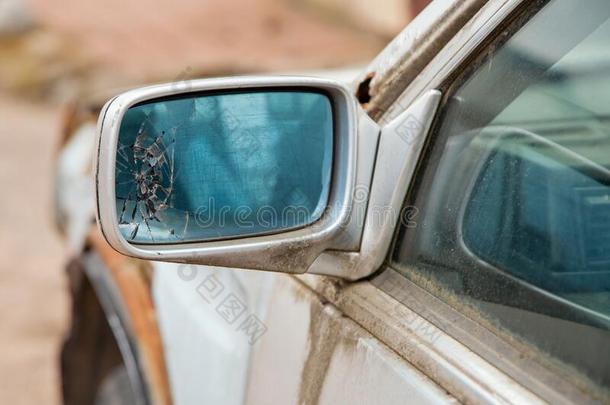 破碎的汽车镜子.破碎的汽车镜子