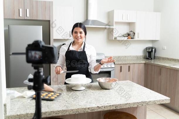 有魅力的年幼的vlogge准备的餐后甜食采用厨房