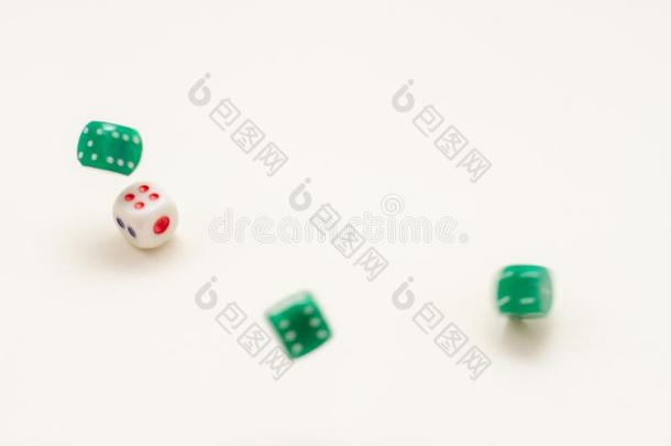 一白色的骰子立方形向一白色的b一ckground和模糊的飞行的骰子