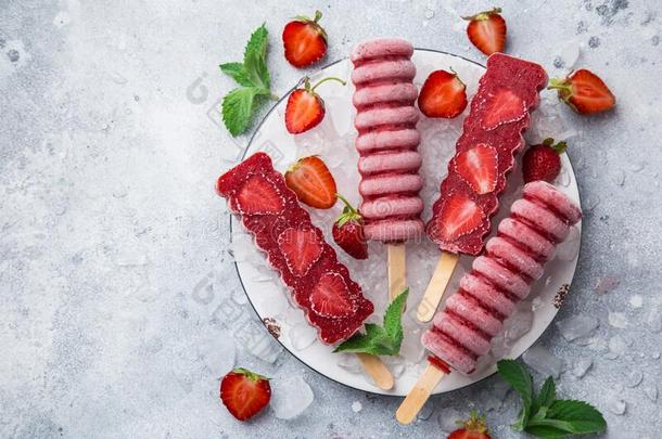 自家制的草莓<strong>冰棍</strong>和新鲜的浆果