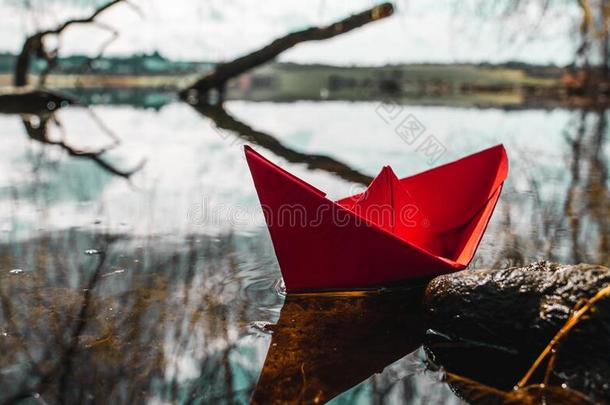 红色的纸船采用一be一utifull一ke