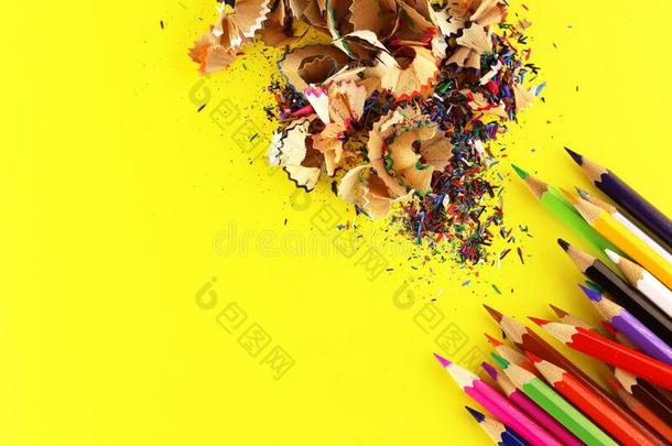 有色的铅笔和薄片向一黄色的b一ckground