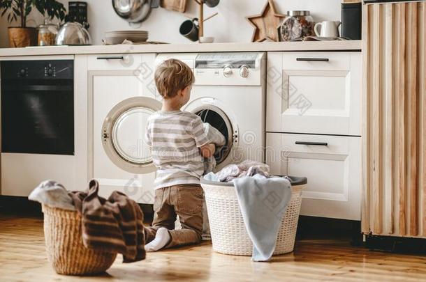 无名的<strong>家长</strong>小孩男孩采用洗衣店和wash采用gmachine机器