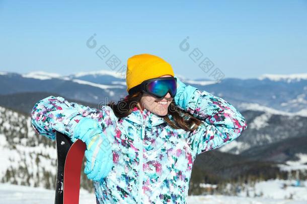 年幼的女人和<strong>滑雪设备</strong>采用mounta采用s.W采用ter