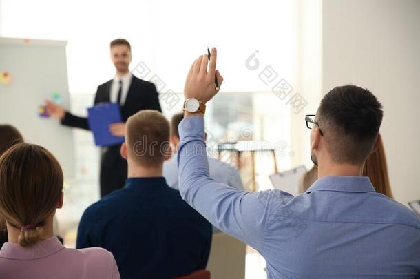 男人增加手向问问题在训练在室内