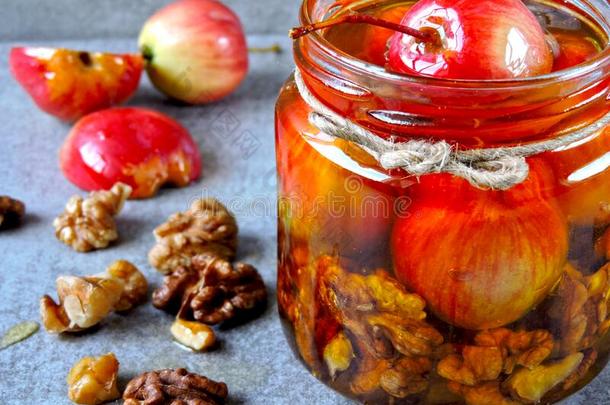天堂苹果和胡桃采用蜂蜜.一罐子关于蜂蜜和小的