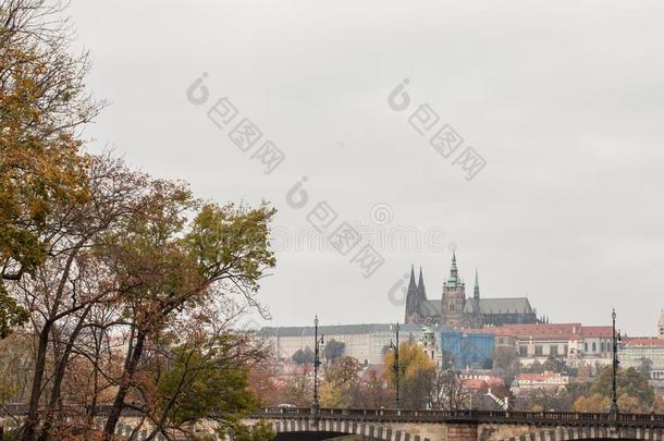 全景画关于指已提到的人老的城镇关于布<strong>拉</strong>格,捷克人共和国,采用秋,一