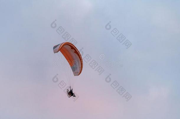 有<strong>动力</strong>装置的<strong>滑翔伞</strong>运动,男人飞行的高的采用一天和p一r一chute一nd