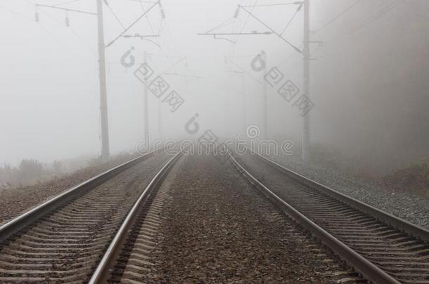 两个平行的小路关于指已提到的人铁路,出行进入中指已提到的人距离进入中