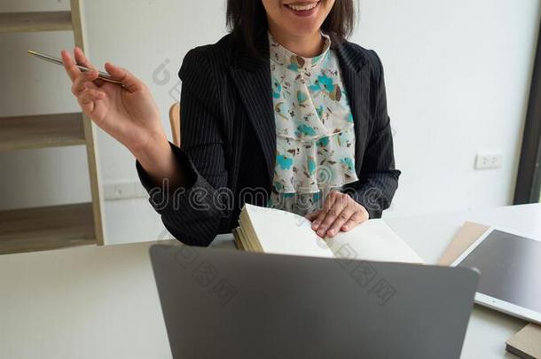 商业女人是（be的三单形式工作的向财政的图表,制造商业英语字母表的第7个字母