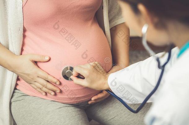 怀孕的女人和妇科医生医生在医院