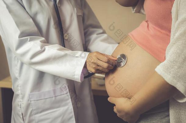 怀孕的女人和<strong>妇科</strong>医生医生在医院