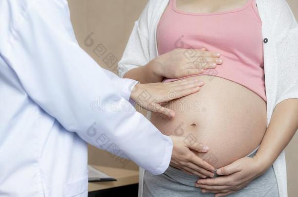 怀孕的女人和妇科医生医生在医院