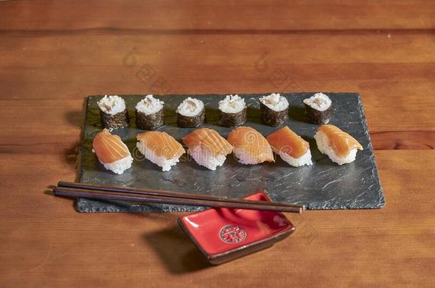 会议准备各种各样的类型关于寿司