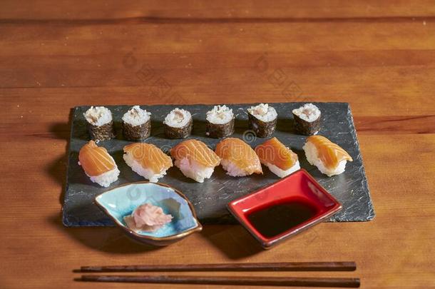 会议准备各种各样的类型关于寿司