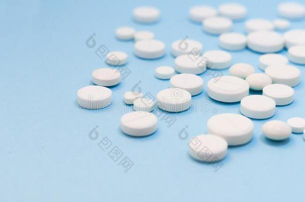 堆关于白色的药丸,药片,胶囊向蓝色背景.药物