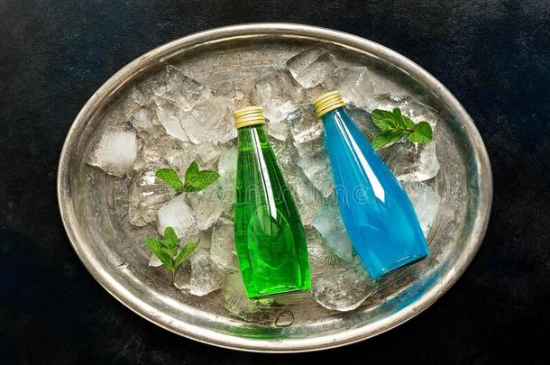 使人<strong>精神</strong>焕发的瓶装的饮料,绿色的龙嵩柠檬汽水和蓝色德林<strong>河</strong>