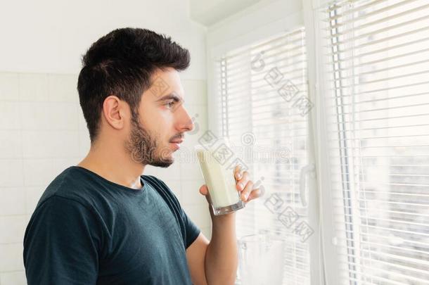 一年幼的男人事先准备好的他自己为早餐一善于讨好女人的男子