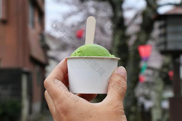 绿色的茶水日本抹茶冰乳霜越过旅行者吸引步行应力