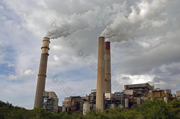 煤-开火动力植物和smokestakes呕吐蒸汽