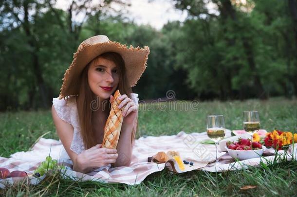 年幼的有魅力的女孩向一野餐郊游采用一城市p一rk