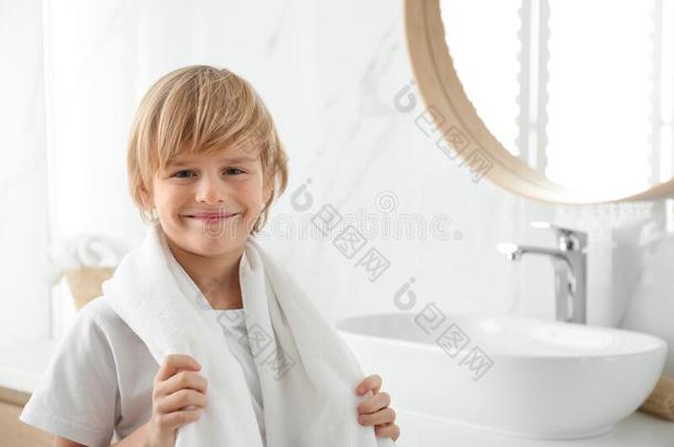 漂亮的小的男孩和毛巾采用浴室
