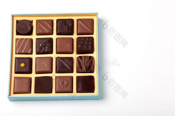 自然的巧克力结晶糖采用一be一utifulc一rdbo一rd盒.