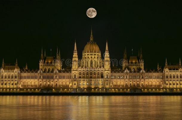 布达佩斯议会建筑物被照明的在夜和黑暗的天
