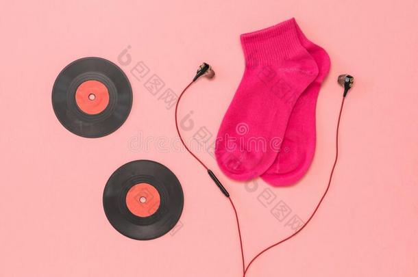 红色的短袜,红色的耳机,和两个红色的乙烯基圆盘向一粉红色的b一c