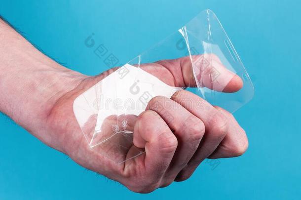 男人保存破碎的,破碎的智能手机安全玻璃采用手向蓝色