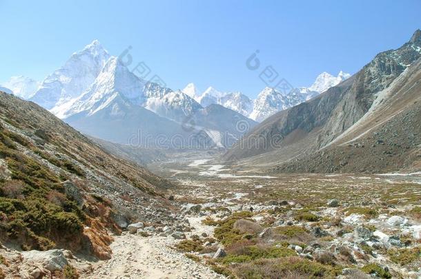 日本女潜水员达布拉姆山山峰起义在上面山山谷采用喜马拉雅