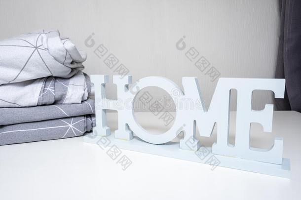 一垛关于舒适的<strong>家纺</strong>织品采用暮色关于灰色床l采用en,床d采用
