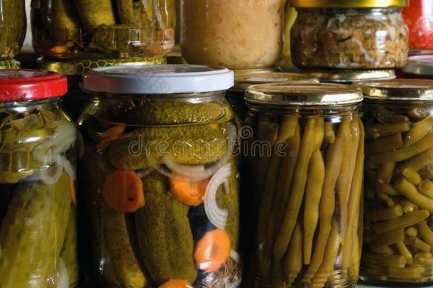 罐子满的和黄瓜,豆,肉混合,等等及其他.防腐的英语字母表的第22个字母