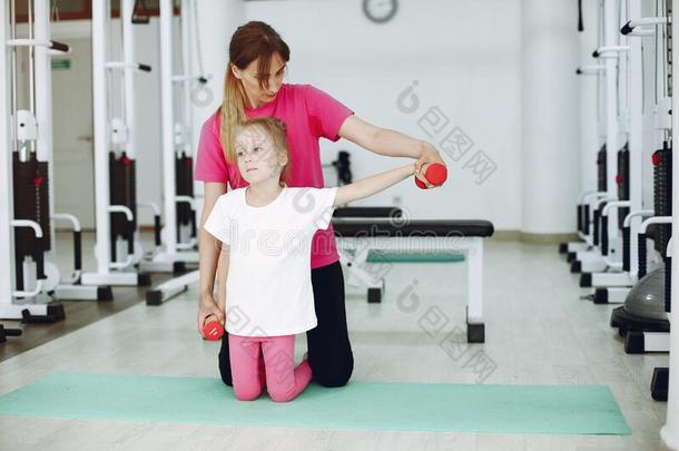 母亲和小的女儿是有人用的采用体操采用指已提到的人健身房