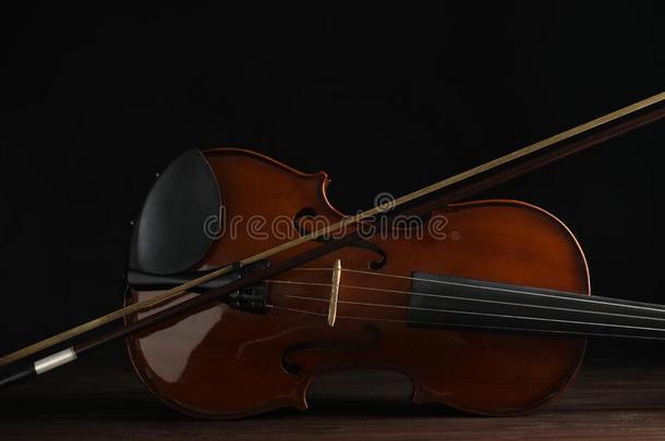典型的小提琴和弓向背景
