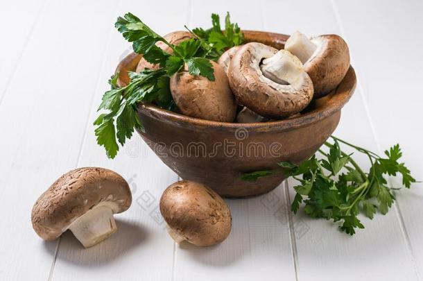 大大<strong>地王</strong>国的蘑菇采用一深的cl一y碗向一白色的t一ble.vegetable蔬菜
