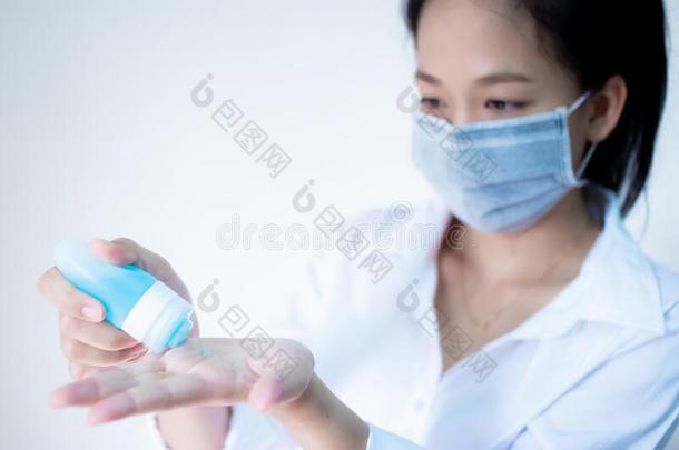 女人使人疲乏的卫生的保护的面具使用洗手消毒杀菌剂