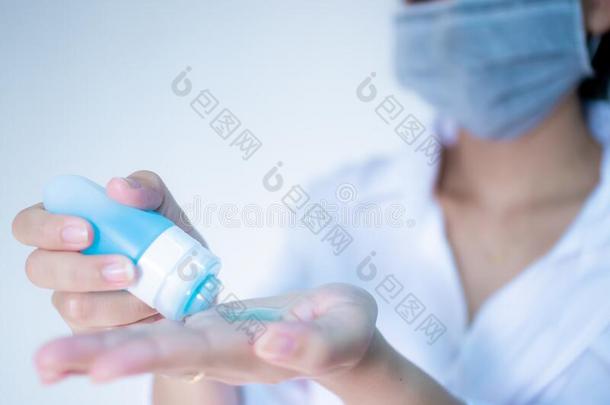 女人使人疲乏的卫生的保护的面具使用洗手消毒杀菌剂