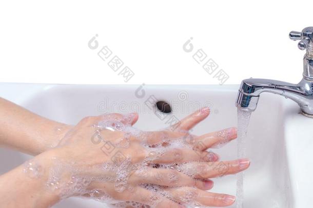 女人洗涤手和肥皂起泡沫和轻敲水采用浴室.hand手