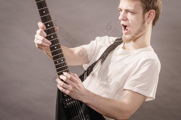 男人演奏向电的吉他