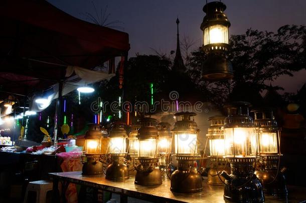 古代的飓风灯哪一个是（be的三单形式可收集的,用来表示某人或某物即主语本身被包括的为Thailand泰国
