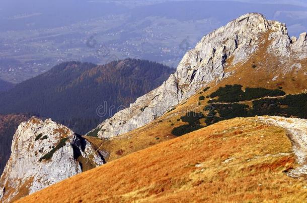 波兰,汽车品牌名称--捷克山,位于波兰塔特拉山脉北坡的一个艺术中心-吉蒙特马利和Siodlo山峰
