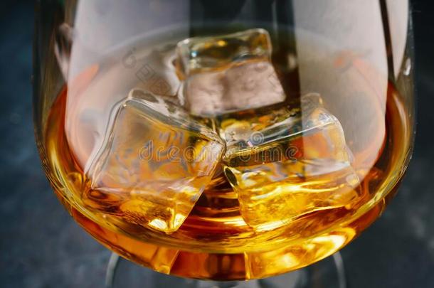 威士忌酒石头,威士忌酒有酸味的,软木威士忌酒,冰立方形的东西,人名