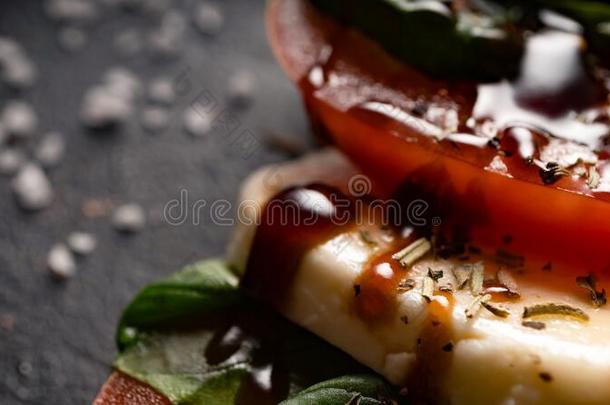 红白小碟串肉扦,袖珍型的东西意大利干酪杂乱,鳄梨,红白小碟面团英文字母表的第19个字母