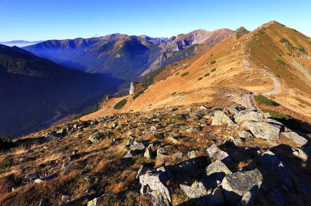 波兰,汽车品牌名称--捷克山,位于波兰塔特拉山脉北坡的一个艺术中心-戈里奇科瓦走过Namibia纳米比亚扎科西,英语字母表的第3