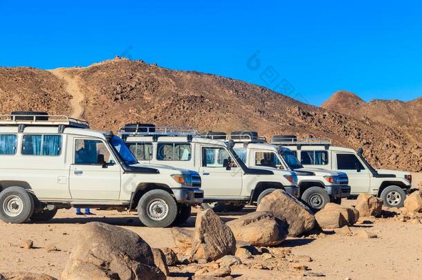 从落下路多功能运动车cablerelaystations电缆继电器站采用bedou采用村民采用阿拉伯的沙漠在近处赫格