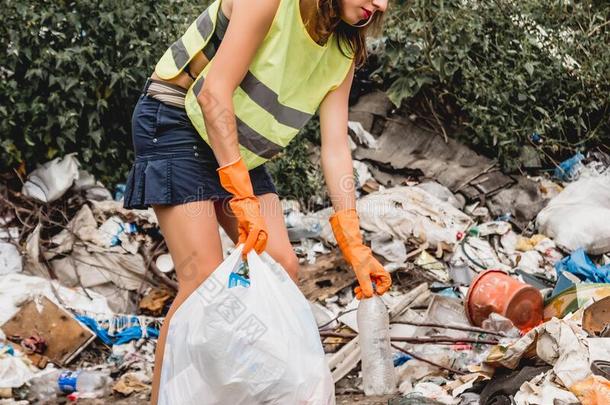 女人<strong>志愿者</strong>助手干净的指已提到的人田关于塑料制品垃圾.