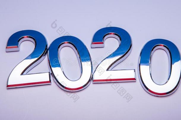 幸福的新的年2020.象征从数字2020向明亮的后座