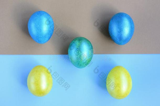 描画的黄色的,蓝色和绿<strong>松石</strong>卵躺向光蓝色和走