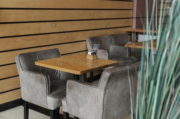 表和椅子采用指已提到的人食堂或饭店.现代的木制的英语字母表的第5个字母
